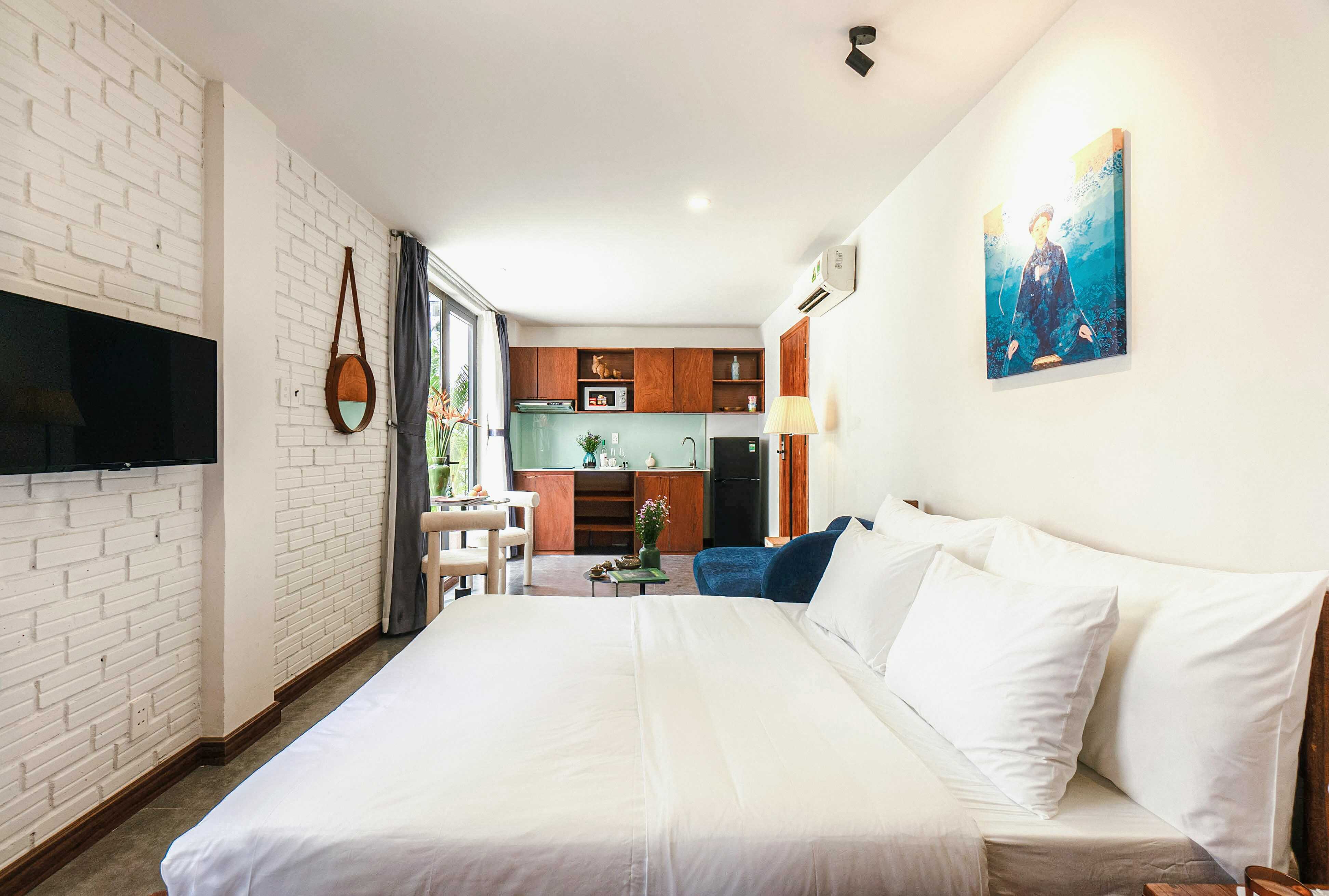 Studio With King Size Bed & Sofa