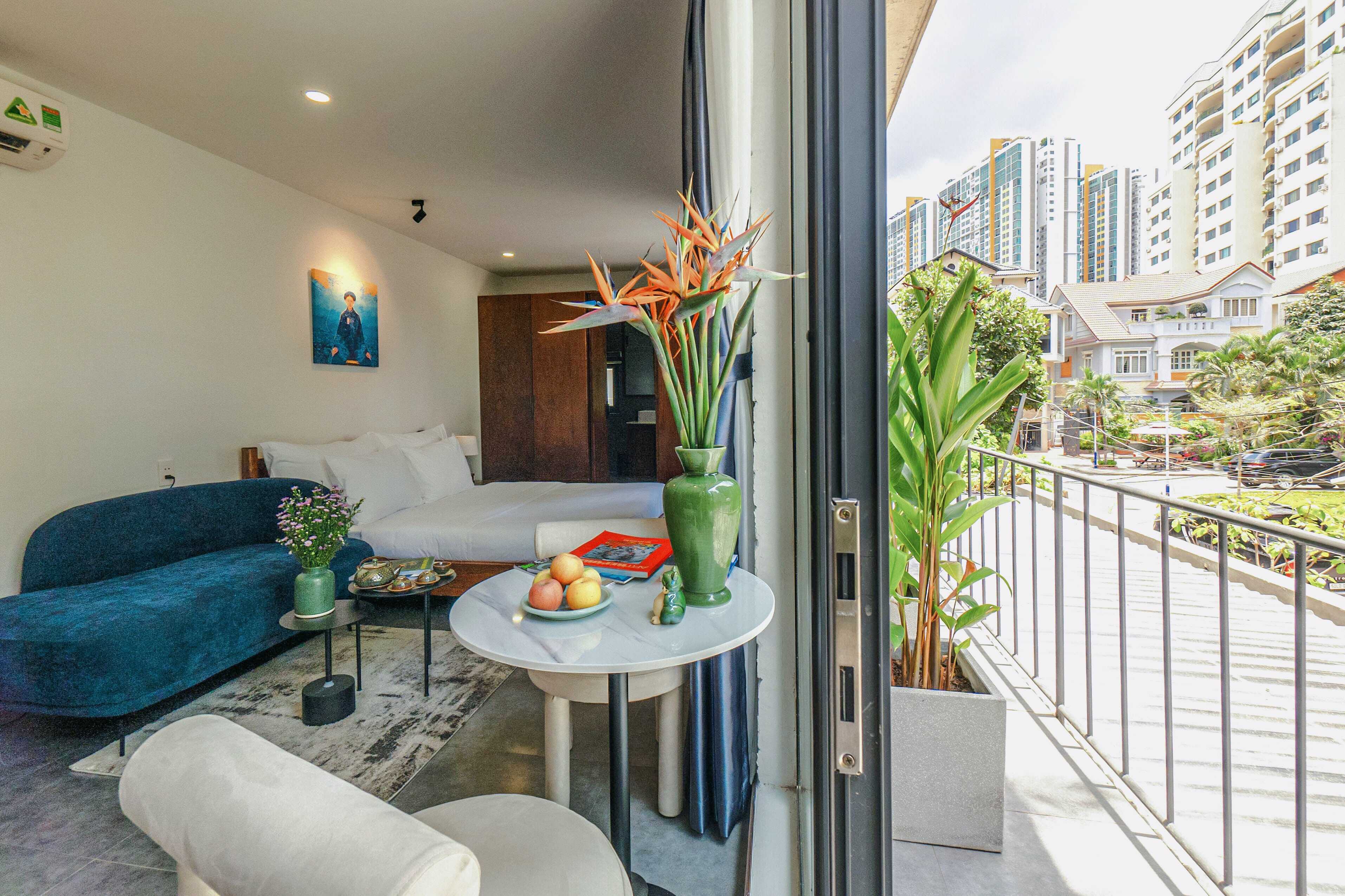 Studio With King Size Bed & Sofa