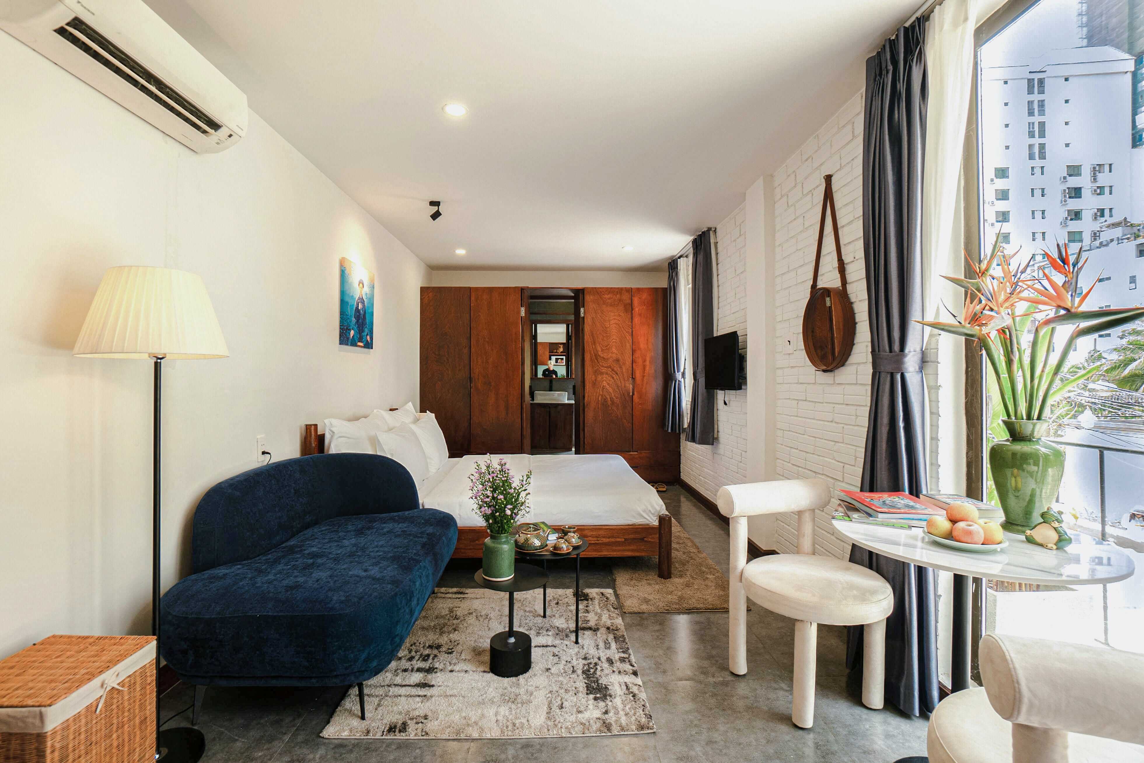 Studio With King Size Bed & Sofa