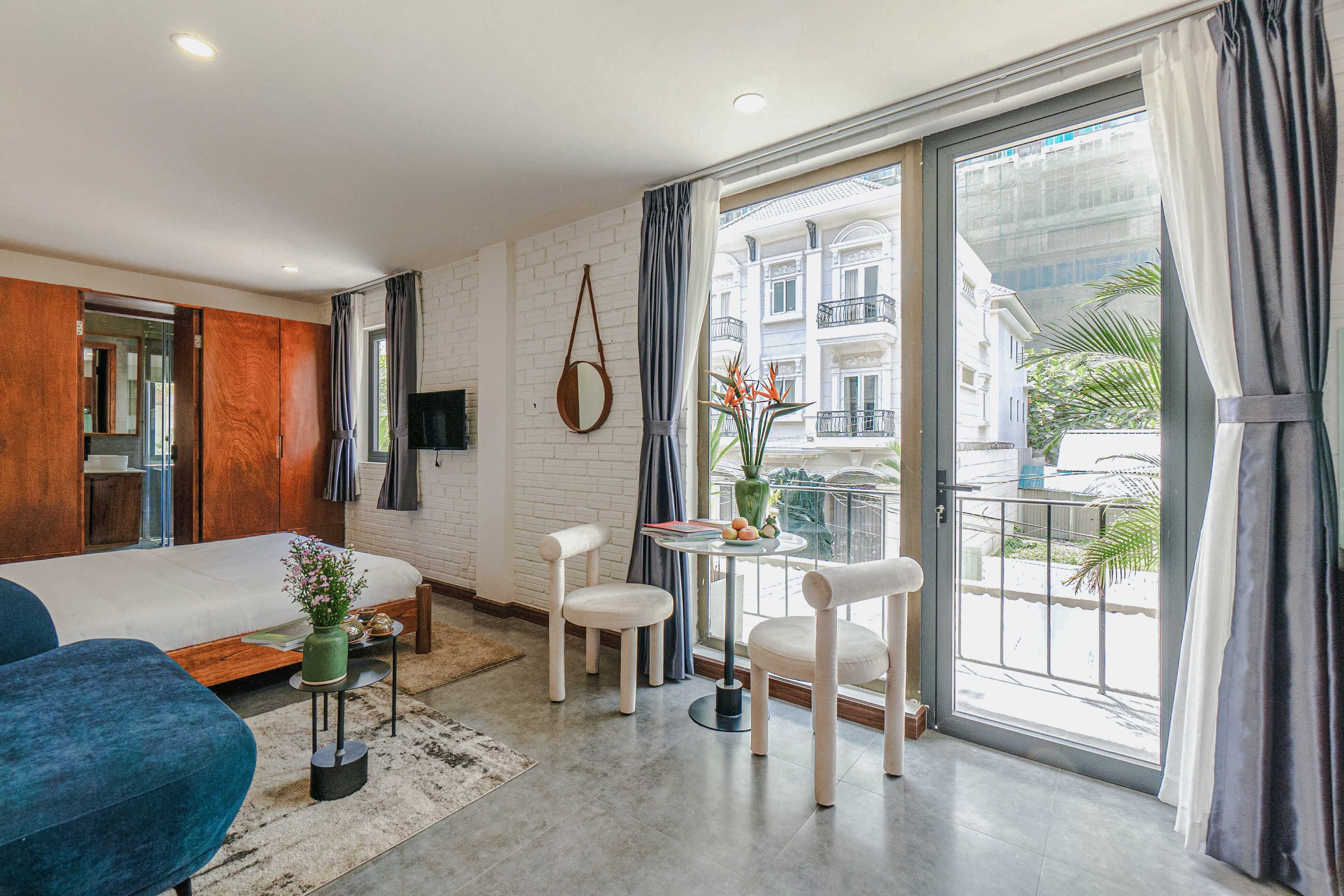 Studio With King Size Bed & Sofa